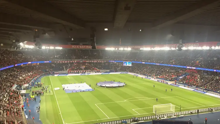 主队入场时球场看台与通道全景(执行习惯只有在熟悉环境里才稳定)