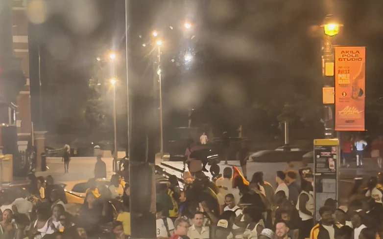 教练用战术板向少年队员讲解的瞬间(第三阶段:阵型只在说明启动位置时才用)
